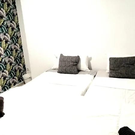 La Marina Hostel *